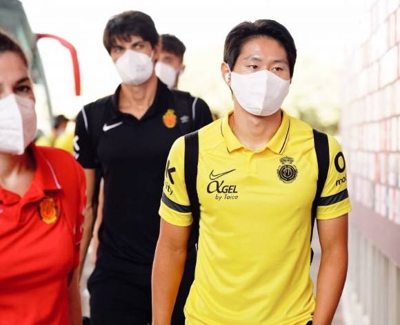 스페인 라리가 마요르카에서 뛰고 있는 이강인이 19일(한국시간) 열린 비야레알과 홈 경기를 위해 경기장으로 이동하고 있다. 그는 비야레알전에서 후반 45분 교체 투입돼 경기 종료까지 5분 동안 뛰었다. [사진=마요르카 구단 공식 소셜 미디어(SNS) 트위터 캡쳐]