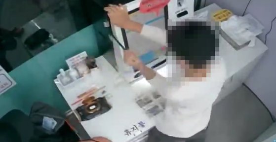 이달 초 부산에서 발생한 아이스크림 무인매장 9곳 절도 사건 당시의 CCTV 영상 일부. 연합뉴스
