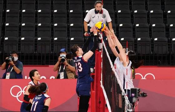 한일전 승리를 결정짓는 득점을 올리는 박정아. [올림픽사진공동취재단]