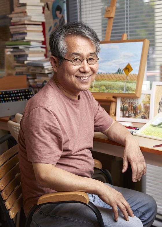 소중 학생기자단의 수채화 컬러링 체험을 지도한 신영 선생님.