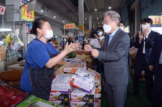 더불어민주당 대권 주자인 이재명 경기도지사가 추석 연휴 첫날인 18일 오후 광주 서부 농수산물도매시장 청과물동을 찾아 지지자들과 인사를 나누고 있다. 뉴스1