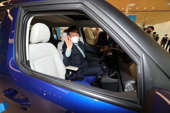 더불어민주당 대선 경선 후보인 이낙연 전 대표가 지난 16일 오후 광주 광산구 빛그린산업단지 광주글로벌모터스(GGM) 본관동 로비에 전시된 현대차 경형SUV '캐스퍼'에 탑승해 차량 내부를 둘러보고 있다. 뉴스1