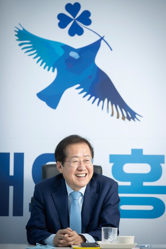 파랑새가 그려진 백드롭을 배경으로 대선에 임하는 각오를 밝히고 있는 홍준표 국민의힘 대선 예비후보. / 사진:전민규 기자