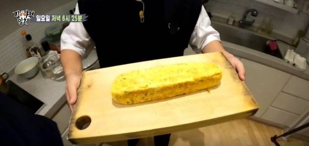 19일 방영된 SBS '집사부일체'에 출연, 계란말이를 요리해 내놓은 윤석열 전 총장. / 출처=SBS 집사부일체