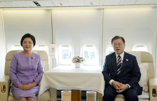 문재인 대통령과 김정숙 여사가 19일 유엔총회 참석을 위해 미국으로 출국하기에 앞서 기내에서 추석 명절 인사를 영상으로 전하고 있다. 청와대 제공
