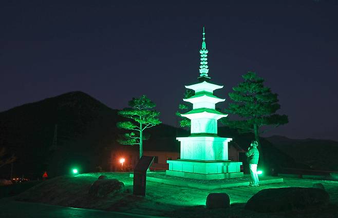 ‘산청 범학리 삼층석탑(국보 제105호)’과 똑같은 모습으로 동의보감촌에 조성된 복원탑 야경│산청군 제공