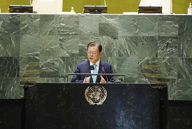 문재인 대통령이 20일(현지시각) 뉴욕 유엔본부 총회장에서 열린 제2차 SDG Moment(지속가능발전목표 고위급회의) 개회식에서 발언하고 있다. 뉴욕｜연합뉴스