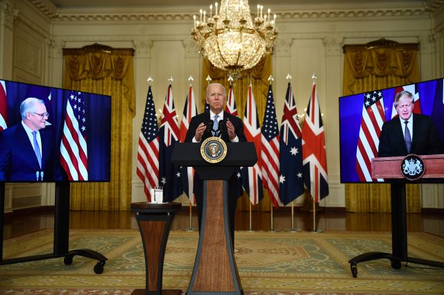 조 바이든 미국 대통령이 지난 15일(현지시간) 백악관 이스트룸에서 보리스 존슨(화면 오른쪽) 영국 총리, 스콧 모리슨(화면 왼쪽) 호주 총리와 화상 공동 기자회견을 통해 3국의 새로운 안보 파트너십인 '오커스'(AUKUS) 발족을 발표하고 있다. 오커스는 이들 세 국가명을 딴 이름이다. AFP연합뉴스