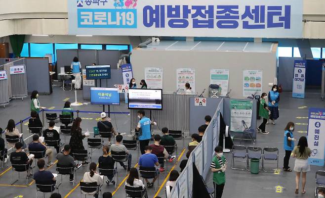 서울 송파구 체육문화회관 코로나19 예방접종센터에서 접종 대상자들이 백신 접종 후 이상반응 모니터링구역에서 휴식을 취하고 있다. [사진 = 매경 DB]