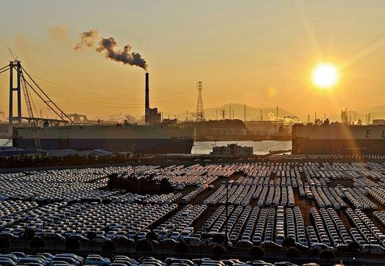 울산석유화학 단지 공장 굴뚝에서는 쉼없이 연기를 내뿜고 있다. /사진=뉴스1