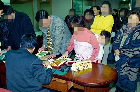 1998년 나라사랑 금모으기 운동에 참여한 시민 모습. /사진=뉴스1