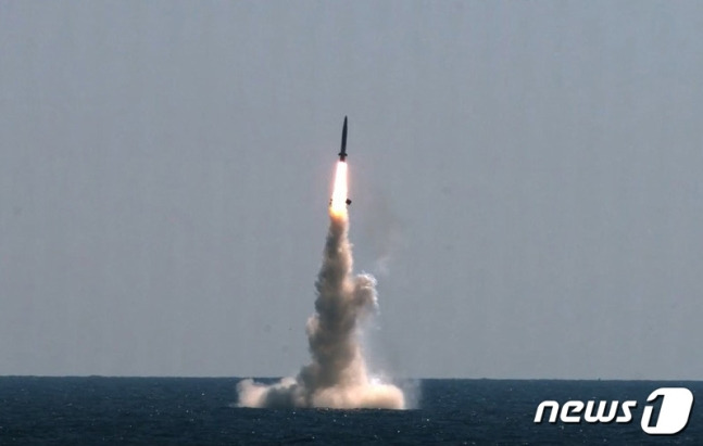 잠수함 '도산안창호함'을 이용한 국산 잠수함발사탄도미사일(SLBM)가 지난 15일 실시됐다.  /사진=뉴스1(국방부제공)