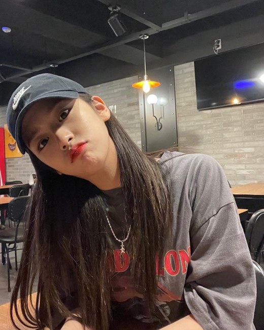 Ahn Yu-jin from group IZ*ONE reported on the recent situation after COVID-19 cure.Ahn Yu-jin posted several photos on his Instagram on the 19th with an article entitled I want to see.The photo shows Ahn Yu-jin wearing a hat looking at the camera and making a cute face. Ahn Yu-jins lovely figure catches the eye.On the other hand, Ahn Yu-jin reported on the 16th COVID-19 cure decision.
