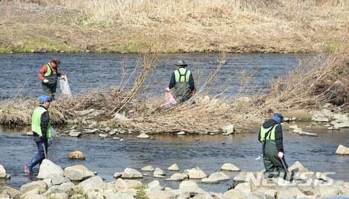 [안동=뉴시스] 하천 쓰레기 수거 작업. (사진=뉴시스 DB) 2021.09.20