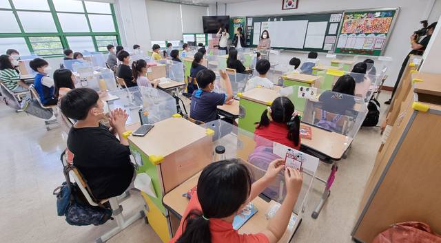 [울산=뉴시스] 배병수 기자 = 울산지역 전학교 학생들이 전면등교에 들어간 28일 오전 남구 용연초등학교 학생들이 첫 수업을 준비하고 있다. 2021.06.28. bbs@newsis.com