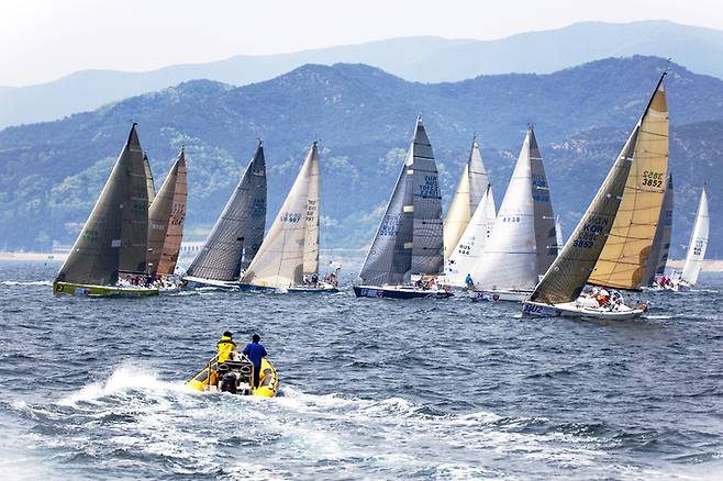 [울진=뉴시스] 강진구 기자 = 경북 울진군(군수 전찬걸)은 오는 24일부터 28일까지 동해 해상 일원과 독도를 돌아오는 '제13회 코리아컵 국제요트대회'를 개최한다고 20일 밝혔다.사진은 지난 해 대회 전경.(사진=울진군 제공) 2021.09.20.photo@newsis.com *재판매 및 DB 금지
