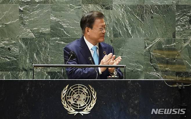 [뉴욕=뉴시스] 김진아 기자 = 문재인 대통령이 20일(현지시간) 미국 뉴욕 유엔본부 총회장에서 열린 제2차 SDG Moment(지속가능발전목표 고위급회의) 개회식에서 그룹 BTS를 소개하고 있다. 2021.09.20. bluesoda@newsis.com