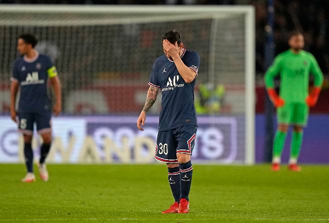 손으로 얼굴을 감싼 리오넬 메시. 연합뉴스