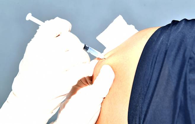 한가위 연휴 첫날인 지난 18일 광주 서구의 신종 코로나바이러스 감염증(코로나19) 예방 접종센터에서 한 시민이 화이자 백신을 맞고 있다. 광주=뉴시스