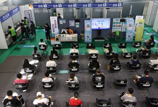 지난17일 서대문구 북아현문화체육센터에 마련된 코로나19 예방접종센터에서 백신 접종을 마친 시민들이 이상반응 모니터링을 하고 있다./연합뉴스