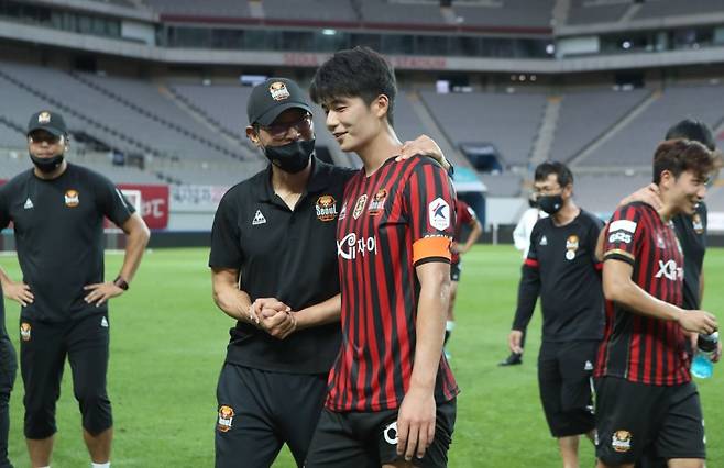 ▲ 수원FC전을 2-1 승리로 마친 뒤 기성용을 격려(?)하는 안익수 FC서울 감독 ⓒFC서울