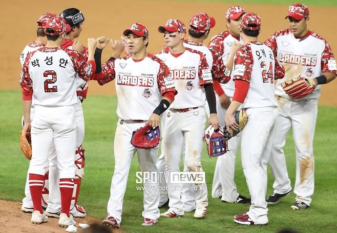 ▲ 부상 공백에 한숨을 쉬고 있는 SSG는 팀이 가진 힘을 보여줘야 한다 ⓒ곽혜미 기자