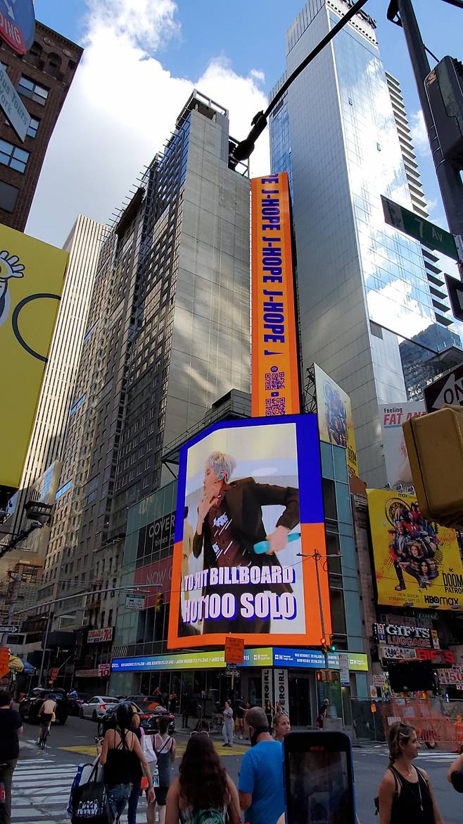방탄소년단 제이홉 팬들 '치킨 누들 수프' 2주년 뉴욕 전광판 광고