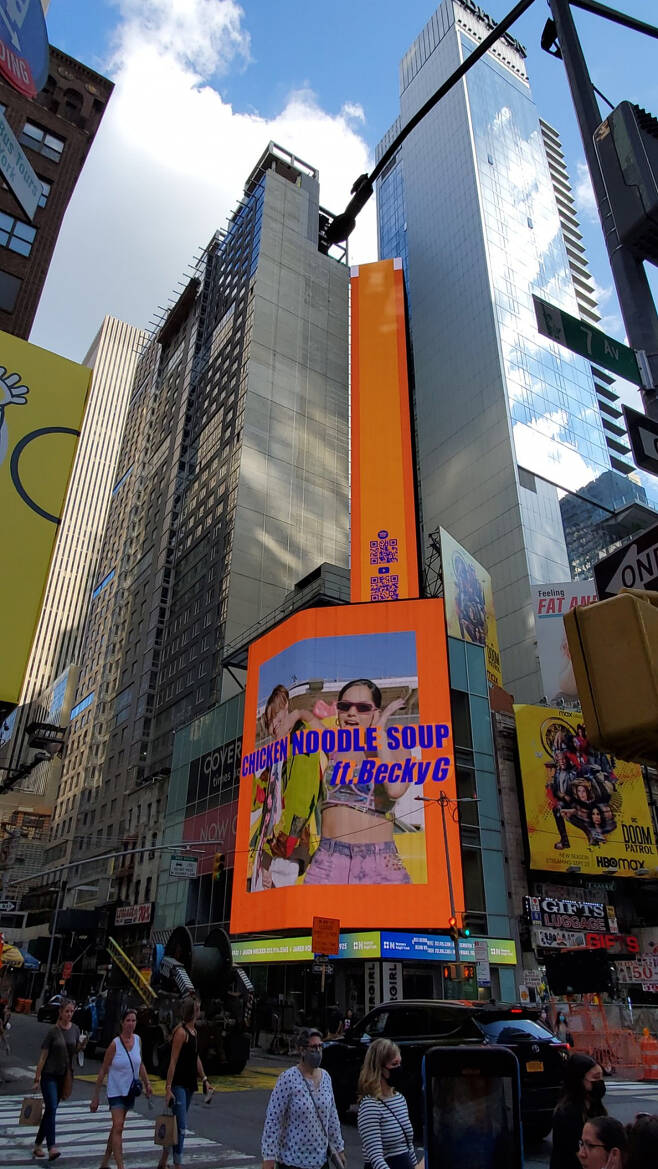 방탄소년단 제이홉 팬들 '치킨 누들 수프' 2주년 뉴욕 전광판 광고