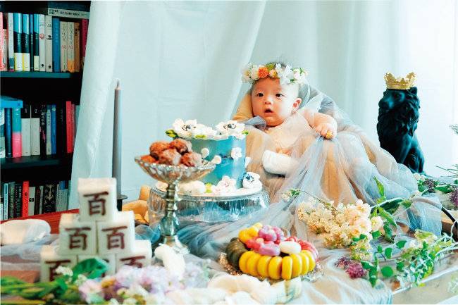 코로나 시국이라 아이 백일잔치를 하는 대신 집에서 셀프 백일상을 촬영했다. [사진 제공 · 안미은]