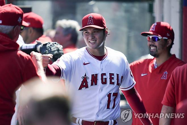 3회초 투구를 마치고 조 매든 감독과 주먹 맞대는 오타니 쇼헤이 [AP=연합뉴스]