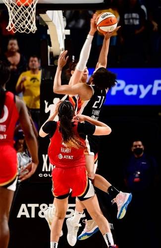 경기 종료 직전 박지수의 블록슛 장면. [WNBA 라스베이거스 구단 소셜 미디어 사진. 재판매 및 DB 금지]