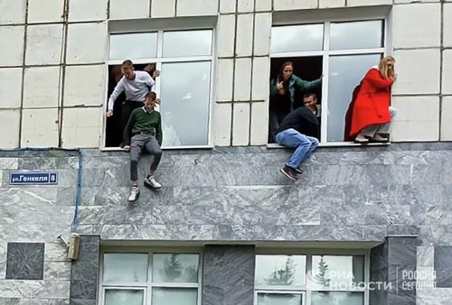 총격범을 피해 강의실 창문에서 뛰어내리는 학생들. [리아노보스티=연합뉴스]