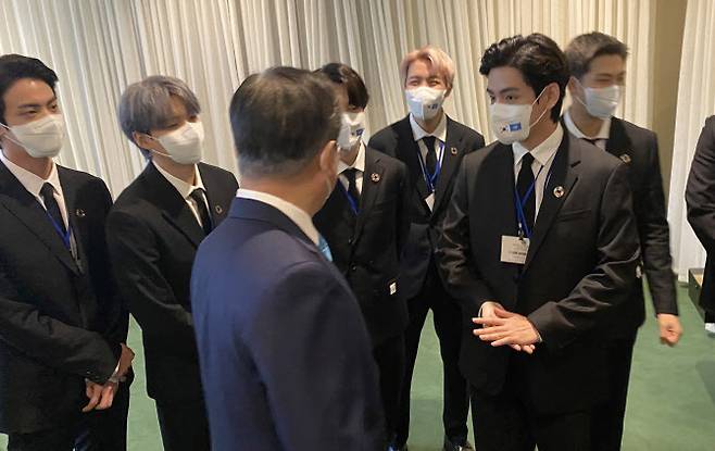 문재인 대통령이 20일(현지시각) 뉴욕 유엔본부 총회장에서 열린 제2차 SDG Moment(지속가능발전목표 고위급회의) 개회식 참석에 앞서 그룹 방탄소년단(BTS)와 대화하고 있다 (사진=청와대)