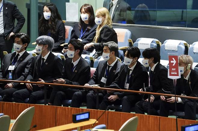 그룹 BTS(방탄소년단)이 20일(현지시각) 뉴욕 유엔본부 총회장에서 열린 제2차 SDG Moment(지속가능발전목표 고위급회의) 개회식에서 문재인 대통령 발언을 듣고 있다. (사진=연합뉴스)