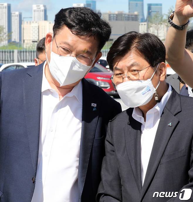 송영길 더불어민주당 대표가 15일 세종시 국회세종의사당 예정 후보지를 방문해 이춘희 세종시장과 이전 상황 등을 논의하고 있다. 2021.7.15/뉴스1 © News1 장수영 기자