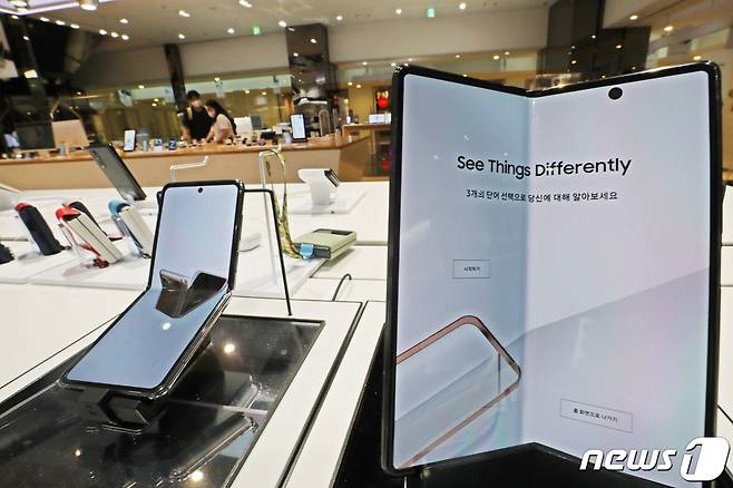 6일 서울 서초구 삼성 딜라이트샵에 삼성전자 폴더블폰인 갤럭시Z폴드3와 갤럭시Z플립3가 진열돼 있다.. 2021.9.6/뉴스1 © News1 황기선 기자
