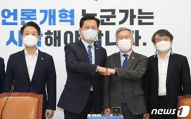 송영길 더불어민주당 대표가 11일 오후 국회 열린민주당 대표실을 방문해 최강욱 대표와 주먹 인사를 하고 있다. 2021.5.11/뉴스1 © News1 이동해 기자
