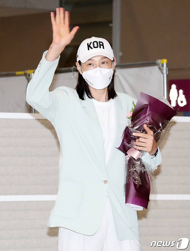여자 배구대표팀 김연경이 9일 오후 인천국제공항 제2터미널에서 열린 2020 도쿄올림픽 대한민국 선수단 환영 행사 후 기자회견을 마친 후 팬들을 향해 손을 흔들고 있다. 2021.8.9/뉴스1 © News1 김진환 기자