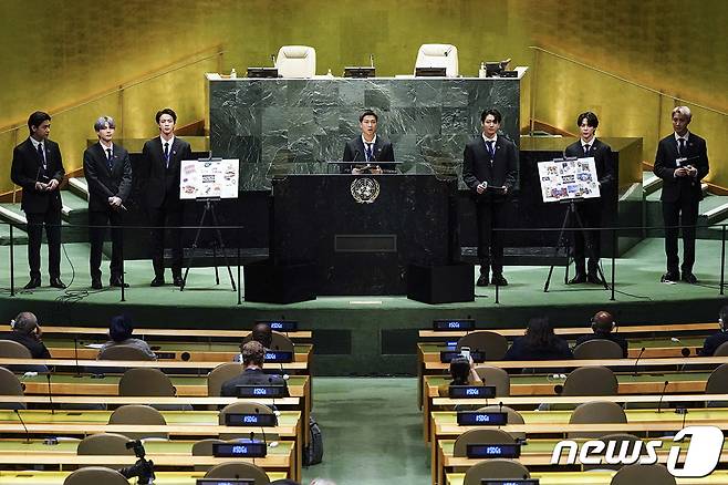 그룹 방탄소년단(BTS)이 20일(현지시간) 뉴욕 유엔본부에서 열린 제76차 유엔 총회 SDG Moment(지속가능발전목표 고위급회의) 개회 세션에서 발언하고 있다. (청와대 제공) 2021.9.21/뉴스1