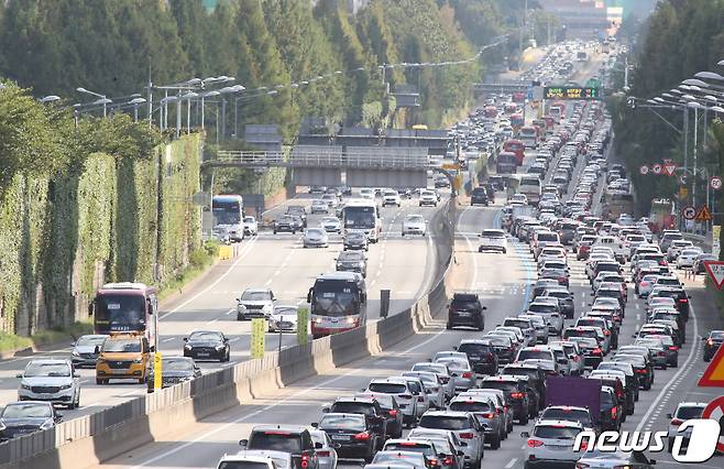 추석 당일인 21일 오후 서울 서초구 경부고속도로 잠원IC 부근 하행선(오른쪽)이 정체된 차량들로 서행하고 있다. 한국도로공사는 이날 전국에서 522만대의 차량이 고속도로를 이용할것으로 예상했다. 귀경 방향 정체는 오후 3∼4시께 절정에 이르렀다가 다음날인 22일 오전 1∼2시께 해소될 것으로 보인다. 2021.9.21/뉴스1 © News1 임세영 기자