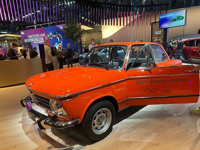 지난 6일(현지시각) 독일 뮌헨 IAA(독일국제모터쇼) BMW 부스에서 등장한 'BMW 1602 일렉트릭 프로토타입'./뮌헨=오로라 기자