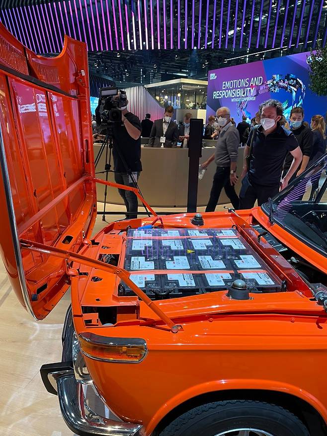 지난 6일(현지시각) 독일 뮌헨 IAA(독일국제모터쇼) BMW 부스에서 등장한 'BMW 1602 일렉트릭 프로토타입'./뮌헨=오로라 기자