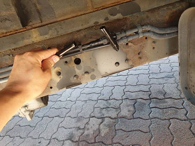 17일 오전 광주 SPC 공장에서 빵을 싣고가던 대체 기사 A씨의 화물차 하부 연료공급선이 예리한 도구로 잘려 있다. 바닥엔 연료가 흘렀다. /A씨 제공