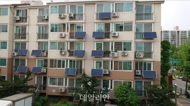 서울 노원구 한 공동주택에 설치된 미니태양광. ⓒ노원구청