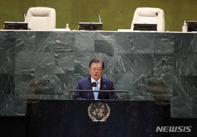 문재인 대통령이 20일(현지시간)뉴욕 유엔본부에서 열린 제76차 유엔 총회 SDG Moment(지속가능발전목표 고위급회의) 개회 세션에서 발언하고 있다.뉴시스