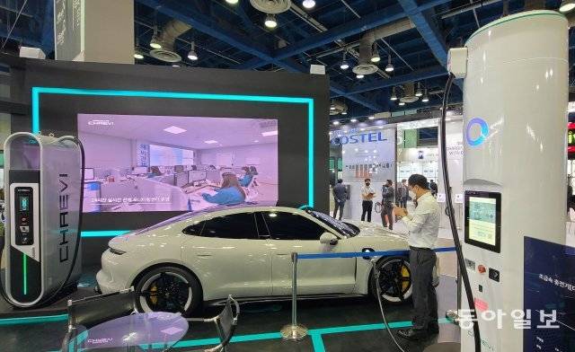 2021년 6월 서울 코엑스에서 열린 전기차 엑스포에 전시된 전기차와 충전설비. 동아일보DB