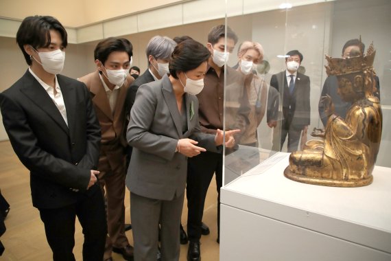 [뉴욕=뉴시스] 김진아 기자 = 문재인 대통령과 UN총회 참석차 뉴욕을 방문한 김정숙 여사가 미래문화특사인 그룹 BTS(방탄소년단)와 20일(현지시간) 메트로폴리탄 미술관 한국실을 관람하고 있다. 2021.09.21. bluesoda@newsis.com <저작권자ⓒ 공감언론 뉴시스통신사. 무단전재-재배포 금지.> /사진=뉴시스화상