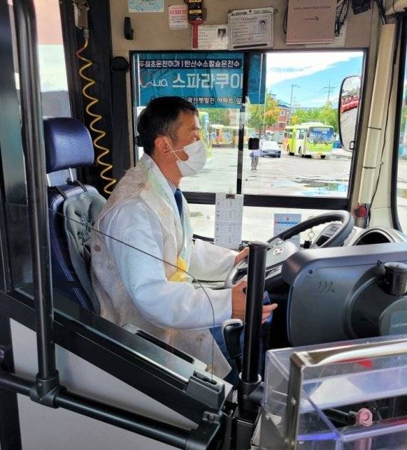 21일 전북 전주시 시내버스와 마을버스 기사들이 한복을 착용하고 운전하는 모습. /사진=전주시