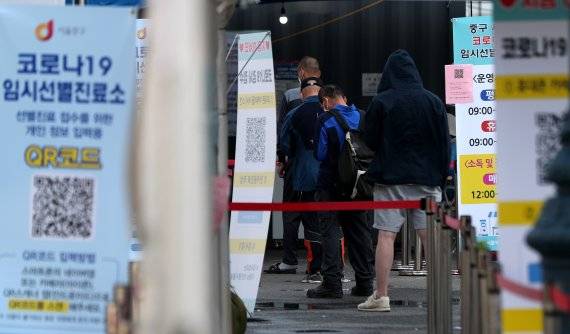 추석 연휴 셋째날인 20일 오전 서울 중구 서울역 광장 임시선별검사소에서 시민들이 코로나19 검사를 받기 위해 줄지어 서 있다. / 사진=뉴시스