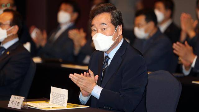 더불어민주당 대권주자인 이낙연 경선 후보가 추석인 21일 전북 전주시 완산구의 한 호텔에서 열린 ESG전북네트워크의 이 후보 지지 선언식에서 내빈 소개를 들으며 손뼉을 치고 있다. 연합뉴스